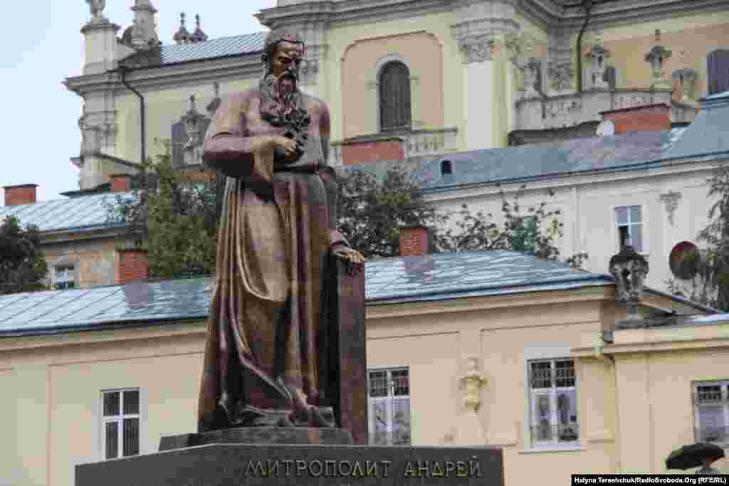 Пам'ятник митрополитові УГКЦ Андрею Шептицькому у Львові