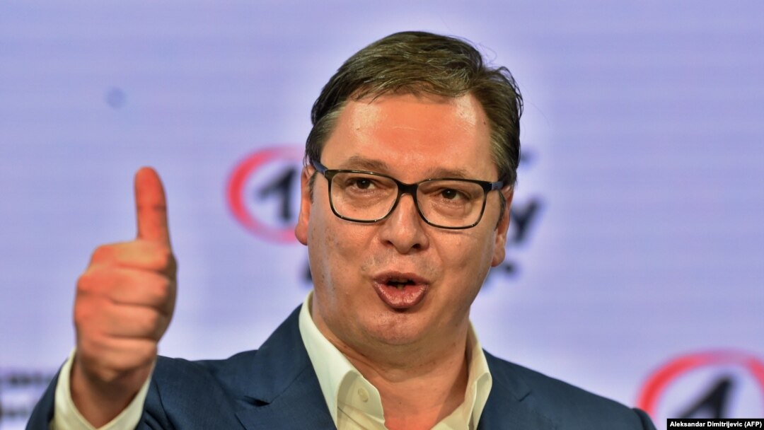 Vučić u sedištu svoje SNS u izbornoj noći 21. juna.