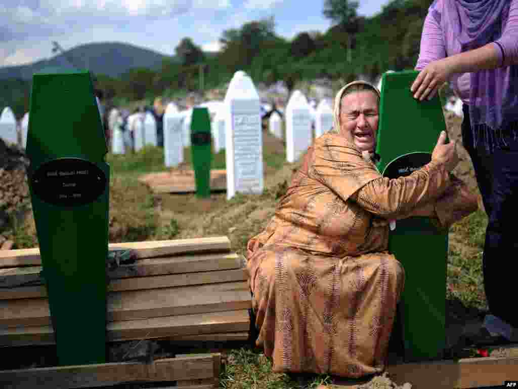 BiH - U Srebrenici je obilježena 15. godišnjica genocida nad više od 8.000 Bošnjaka u ljeto 1995., Potočari, 11.07.2010. Foto: AFP / Dimitar Dilkoff