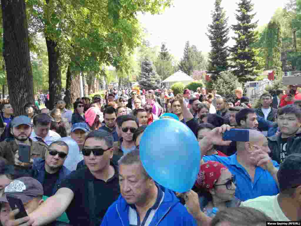 Наразылыққа шыққандардың кейбірі жақында плакат ұстап, қамалған жастардың қудалануын айыптады. Алматы, 1 мамыр 2019 жыл. 