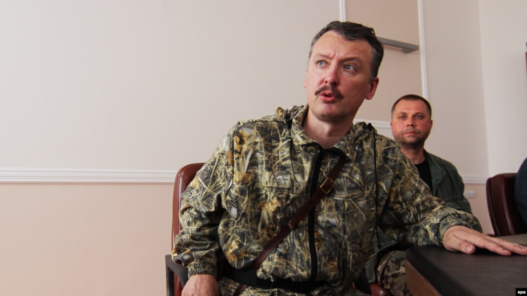 Громадяни Росії, полковник Ігор Гіркін (Стрєлков) і Олександр Бородай (позаду) – на той час ватажки угруповання «ДНР», що визнане в Україні терористичним. Окупований Донецьк, 10 липня 2014 року