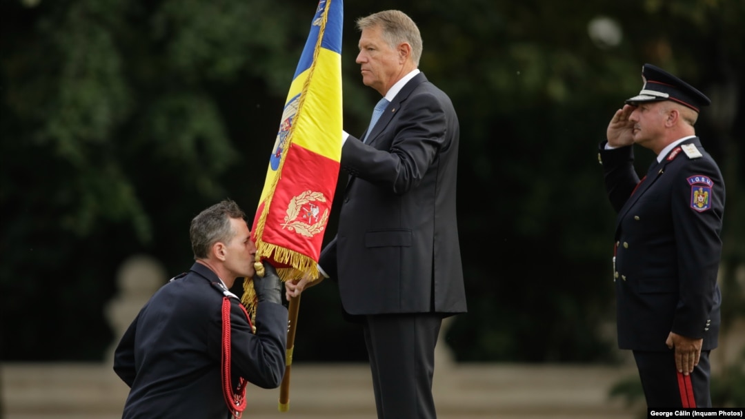 Klaus Iohannis l-a avansat în grad și pe șeful ISU, Paul Iamandi (cel din dreapta imaginii). Acesta este doar unul dintre militarii români care au primit o stea în plus la gradul de general. 