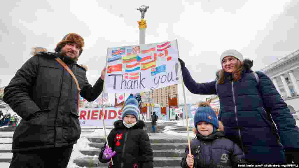 Учасники акції прийшли із виготовленими власноруч плакатами із словами подяки за підтримку України 