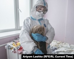 Санитарка Полина Мерцегор с пациенткой