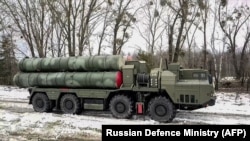 «Російський персонал може керувати системами С-400 з так званого спільного російсько-білоруського навчального центру ВПС і ППО в Гродні»