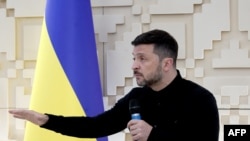 Президент Украины Владимир Зеленский выступает на пресс-конференции в посольстве Украины в Анкаре 15 мая 2025 года. Архивное фото
