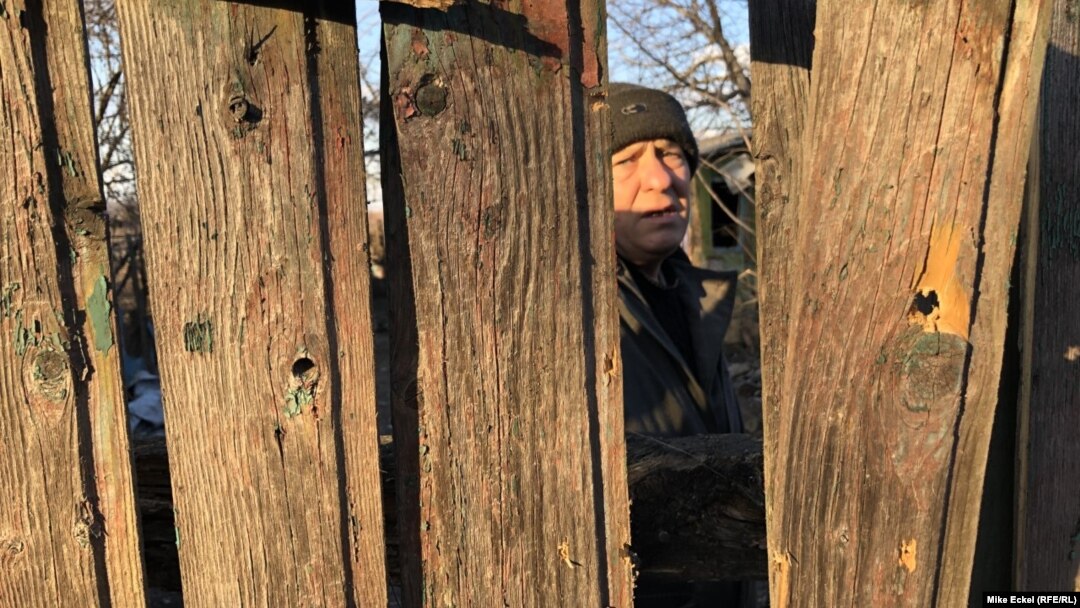 Aleksandar, 59-godišnji penzionisani rudar, živi u oronuloj kući u selu Zajcevo, oko 200 metara od isturenog položaja na kom su bili ukrajinski vojnici. Upitan o mogućnosti da ruske trupe pređu u Zajcevo, on je rekao: "Kako bih mogao da znam za ruske trupe ako nemam ni struju?"