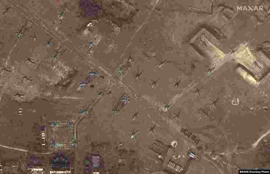 Размещение вертолетов у озера Донузлав крупным планом. Снимок компании Satellite image ©2022 Maxar Technologies