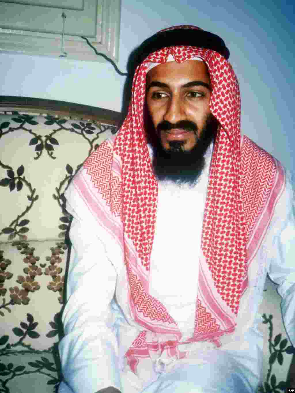 Усама в городе Джедда, 1988 - Osama bin Laden in traditional Saudi dress in this 1988 photo taken in Jeddah.