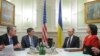 (Справа наліво) Посол США в Україні Джефрі Пайєтт, міністр фінансів США Джейкоб Джозеф Лью, прем'єр-міністр України Арсеній Яценюк, міністр фінансів України Наталія Яресько у Києві, 28 січня 2015 року