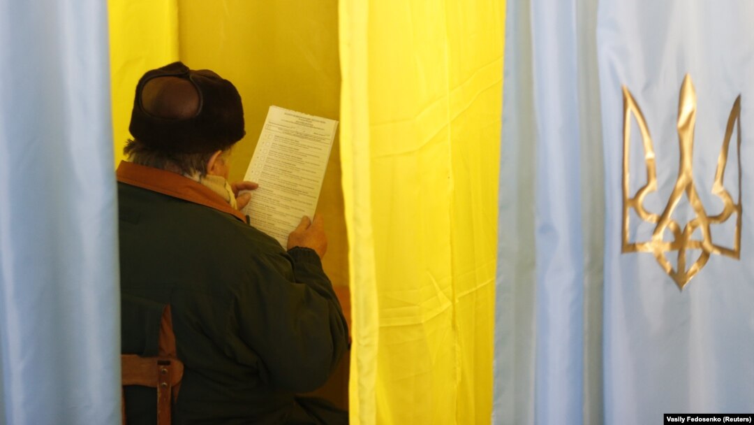 Голосування на одній з виборчих дільниць у Краматорську Донецької області під час виборів парламенту України, 26 жовтня 2014 року