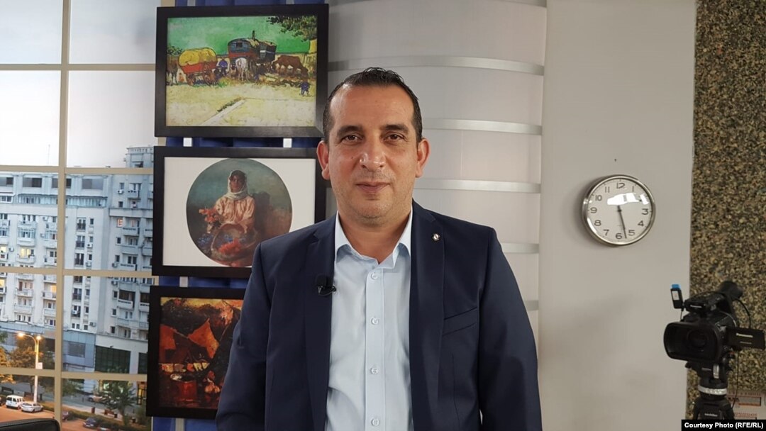 Reprezentantul Partidei Romilor în Parlament, Catalin Zamfir Manea, a introdus amendamentul pe 1 martie 2022. Proiectul de lege i-ar fi absolvit de vină pe cei care și-ar fi plagiat tezele de doctorat înainte de 2011.