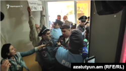 Armenia -- Activist Vardges Gaspari is confronted by supporters of former Robert Kocharian in a court building in Yerevan, May 13, 2019.