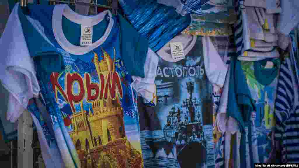 Футболки с надписями «Крым» и «Севастополь» – часть ассортимента палатки с сувенирами