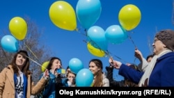 Мітинг проукраїнських кримчан біля пам'ятника Тарасові Шевченку. Сімферополь, 9 березня 2015 року