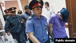 Беренчел тыңлауга гаепләнүчеләрне алып киләләр. 6 июнь 2013