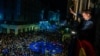 Nicușor Dan, președintele ales al României, îi salută pe susținătorii săi de la balconul sediului de campanie, în București, 19 mai 2025.