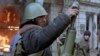 Женщина сидит в своей квартире, которая сильно пострадала во время боев между этническими грузинами и осетинами в 1991 году.<br />
<br />
Эту войну назвали &laquo;самым нелепым&raquo; из конфликтов в Грузии, которые вспхынули на фоне распада Советского Союза, но ее последствия, как и раньше, считаются очень серьезными для Кавказа
<p>&nbsp;</p>
