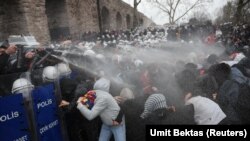 Policajci koriste biber sprej i vodene topove na protestima u Istanbulu 23. mart 2025.