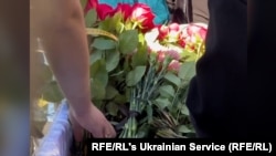 Ucraina. Rudele și prietenii au condus-o pe ultimul drum pe femeia ucisă în timp ce își proteja copilul