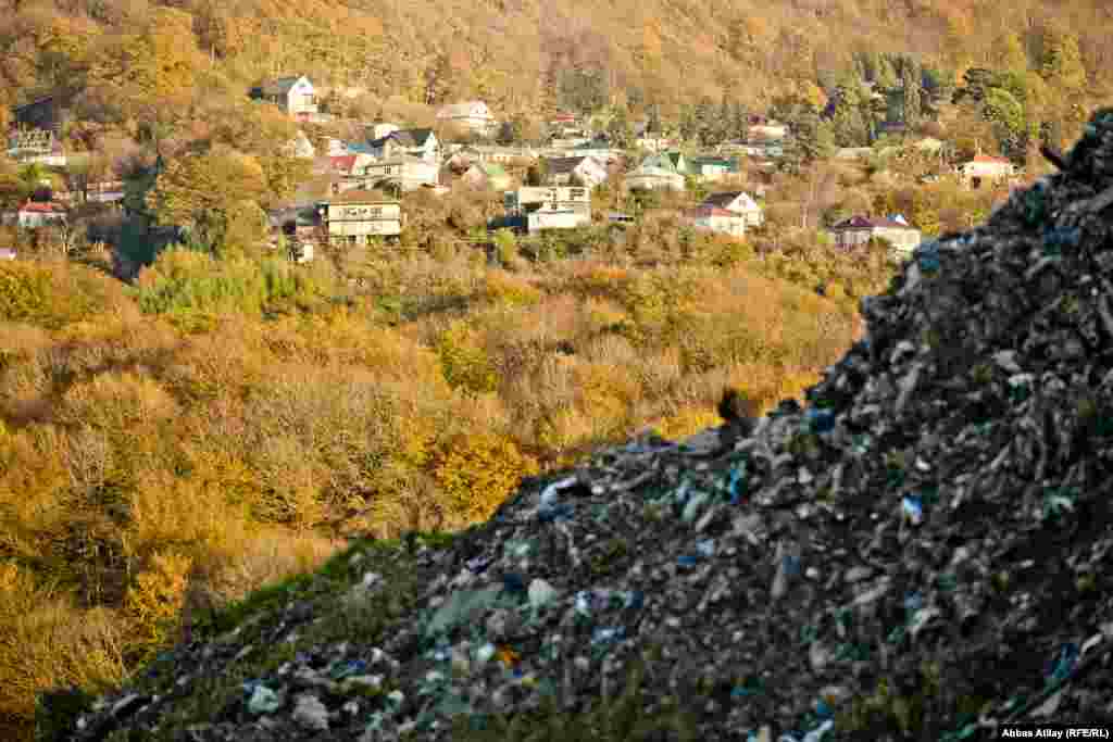 Помимо Уч-Дере около полигона находятся села Лоо и Атарбеково.