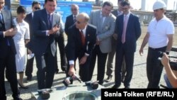 Хош исті көмірсутек кешенінің алғашқы тасын қою рәсімі. Атырау, 4 қыркүйек 2010 жыл.