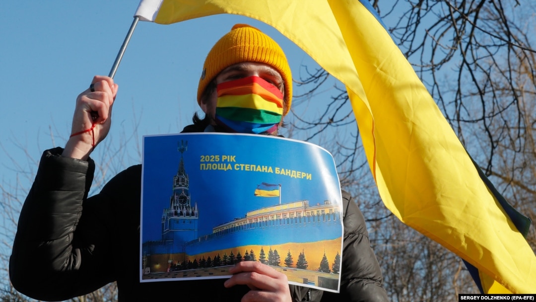 Учасник Маршу єдності на тлі загрози нового військового вторгнення Росії до України. Київ, 12 лютого 2022 року