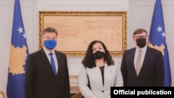 Specijalni predstavnik EU Miroslav Lajčak, predsednica Kosova Vjosa Osmani i američki izaslanik Metju Palmer, Priština, 31. maja 2021. 