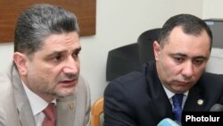 Տիգրան Սարգսյանը ներկայացնում է աշխատանքի եւ սոցիալական հարցերի նորանշանակ նախարար Արթուր Գրիգորյանին, Երեւան, 29-ը հունվարի, 2010թ.