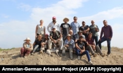 Армяно-германская команда археологов фотографируется во время раскопок в 2019 году