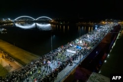 აქციის მონაწილეების მხარდასაჭერად ერთთვიანი გაფიცვა გამოაცხადეს სერბეთის ადვოკატთა ასოციაციის იურისტებმაც, რამაც სასამართლო პროცესები ძალიან შეანელა.