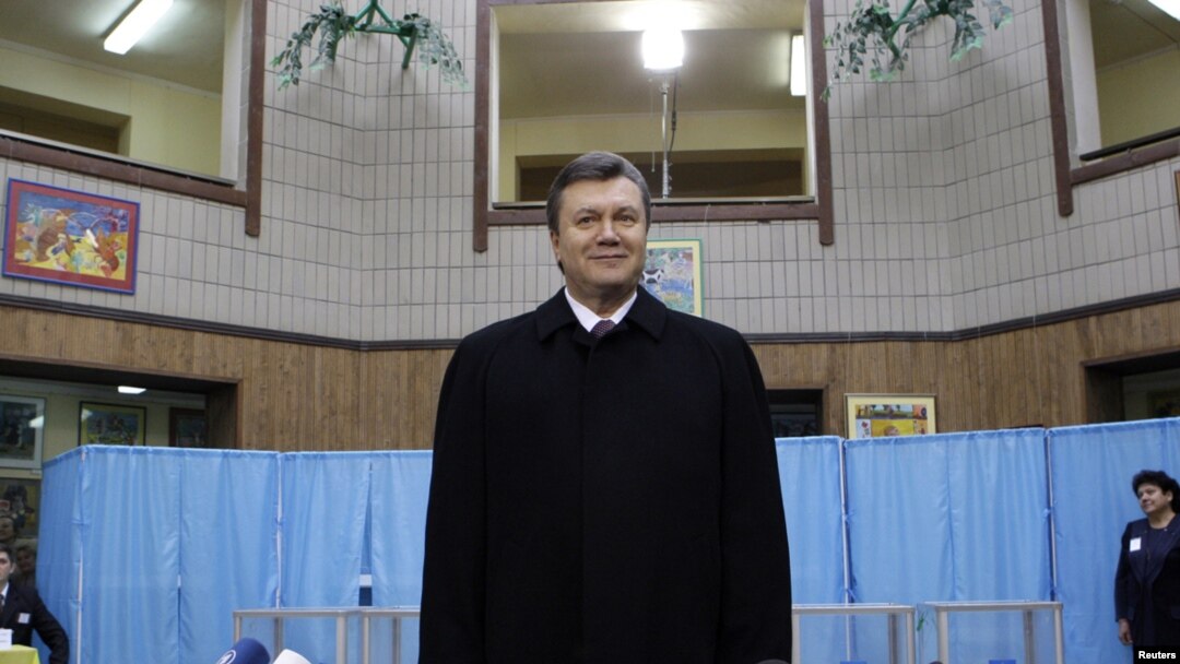 (архівна фотографія) Віктор Янукович на виборчій дільниці, січень 2010 року