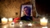 Flori și lumânări aduse la Piatra Solovețki din Sankt Petersburg la cei 13 ani de la asasinarea jurnalistei ruse Anna Politkovskaia, 7 octombrie 2019.