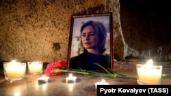 Flori și lumânări aduse la Piatra Solovețki din Sankt Petersburg la cei 13 ani de la asasinarea jurnalistei ruse Anna Politkovskaia, 7 octombrie 2019.