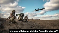 Українські військові використовують пускову установку з ракетами США Javelin під час військових навчань у Донецькій області, 23 грудня 2021 року