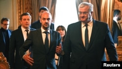 Андрій Сибіга (праворуч) поінформує колег у Євросоюзі про актуальну ситуацію на полі бою та динаміку мирних зусиль, анонсує МЗС