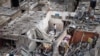 Palestinci provjeravaju štetu na mjestu izraelskih udara na kuće u Khan Younisu u južnom pojasu Gaze, 29. oktobra 2023.