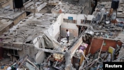 Palestinci provjeravaju štetu na mjestu izraelskih udara na kuće u Khan Younisu u južnom pojasu Gaze, 29. oktobra 2023.