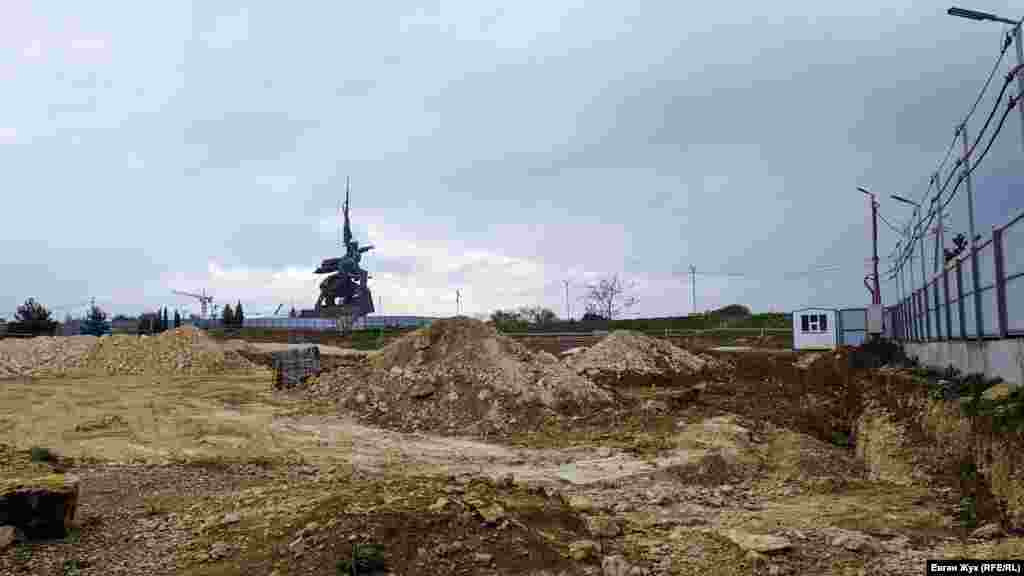 До нынешнего года у памятника «Матросу и солдату» в Севастополе была перехватывающая парковка, теперь здесь строят служебное жилье для работников культуры
