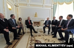Дмитрий Иорданиди (третий справа) на встрече Владимира Путина и Томислава Николича