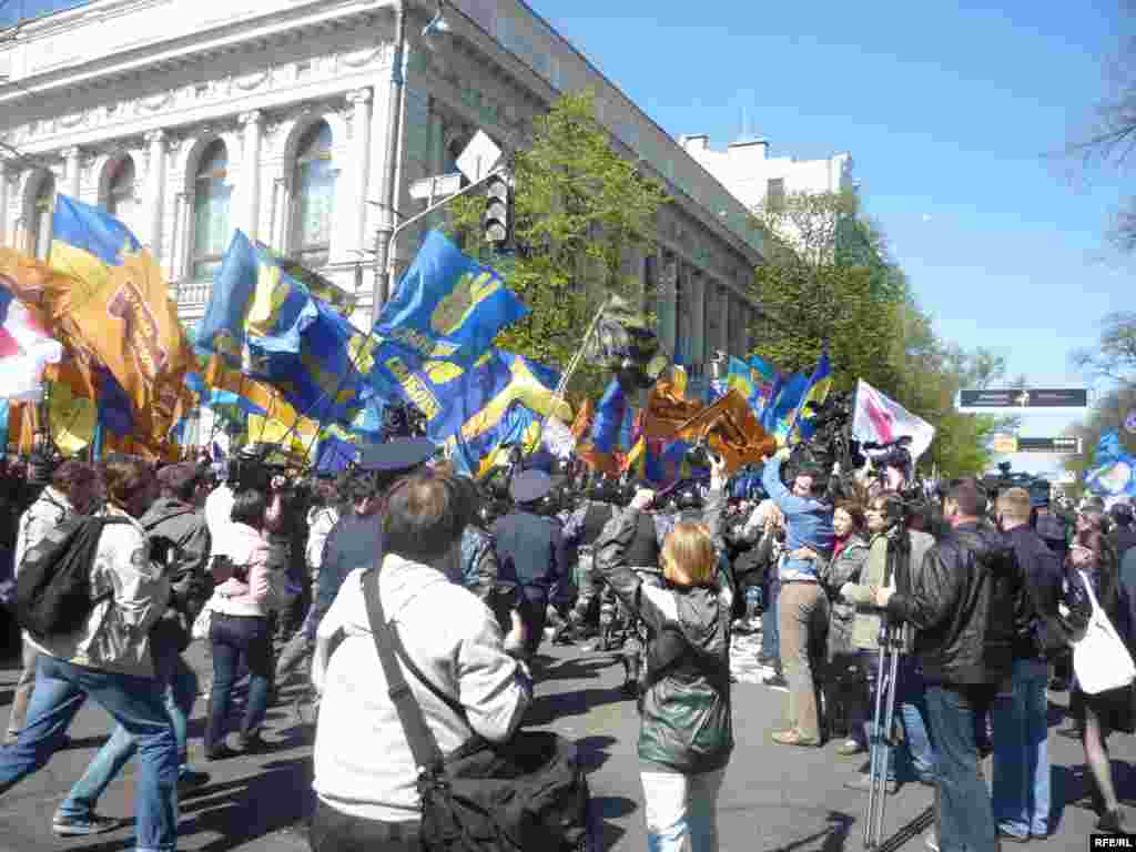 Мітингувальники намагалися прорвати кордон правоохоронців.