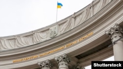 Напередодні міністр закордонних справ України Дмитро Кулеба підтвердив повідомлення про зупинку в наданні консульських послуг чоловікам призовного віку за кордоном