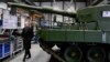 Njemački kancelar Olaf Scholz u tvornici u Unterluessu 12. 2. 2024., u kojoj proizvođač oružja Rheinmetall od naredne godine planira proizvoditi topništvo