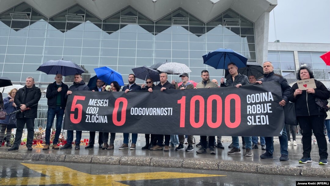 Transparent sa natpisom "5 meseci (od) zločina, 0 odgovornosti, 1000 godina robije sledi" ispred Željezničke stanice u Novom Sadu, 1. april 2025.