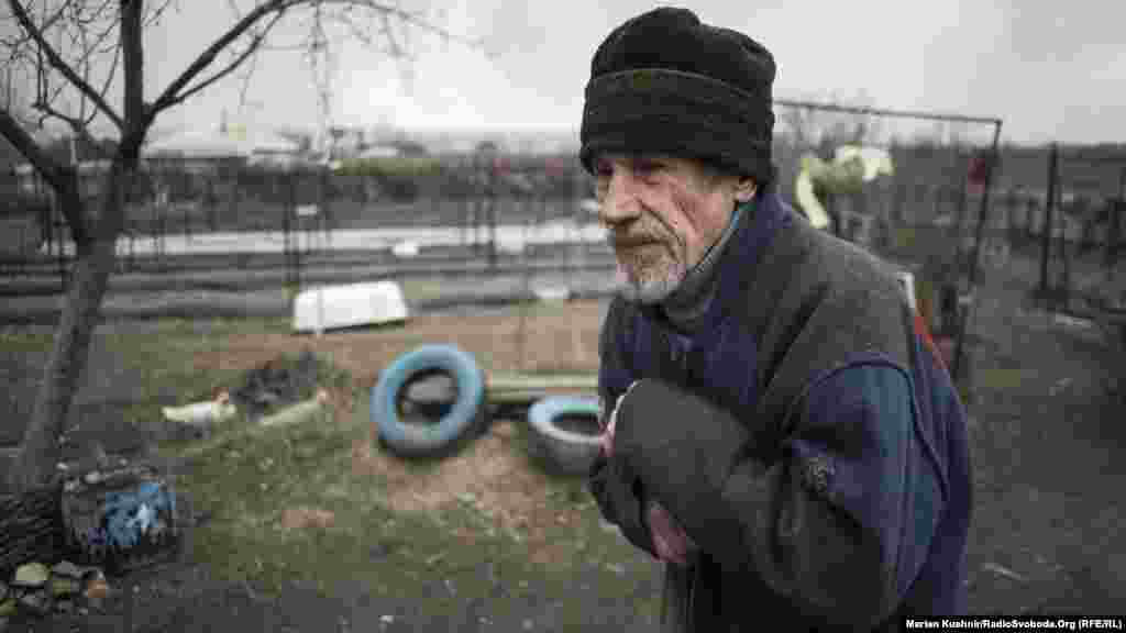 Житель Сизого. Це чоловік Валентини. Оин із небагатьох, хто залишився у тому «апендиксі» між Росією, підконтрольною Україні територією та землею, яку контролюють проросійські бойовики. В Сизому всього 10 людей залишилося, із них вісім – пенсіонери