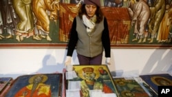 Muzejski radnik izlaže ikonu vraćenu iz Albanije u Narodnom muzeju u Skoplju 15. decembra 2023.
