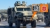 Каляж. Расейскія браняваныя аўтамабілі зь лічбавым кодам 39 на нумарах, які, імаверна, належыць 12-му галоўнаму ўпраўленьню Міністэрства абароны Расеі (яго герб на каляжы). Аэрадром Ліпкі пад Менскам, рэпэтыцыя параду. Фота газэты «Мінская праўда» ад 3 красавіка 2025 году