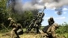 Українські військовослужбовці стріляють з гаубиці M777 поблизу лінії фронту на Донеччині, 6 червня 2022 року. Ілюстраційне фото 