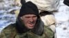 Проросійський бойовик гріється біля багаття під час перерви в боях, район Дебальцево, 17 лютого 2015 року (архівне фото)
