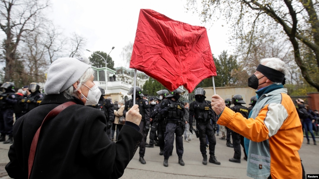 Червените гащи се появиха и на протеста в неделя пред посолството на Русия в Прага